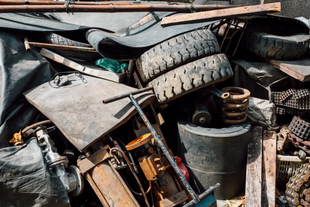 Metaux entasser pour être recycler par Ecometaux, entreprise de recyclage de déchets industriels