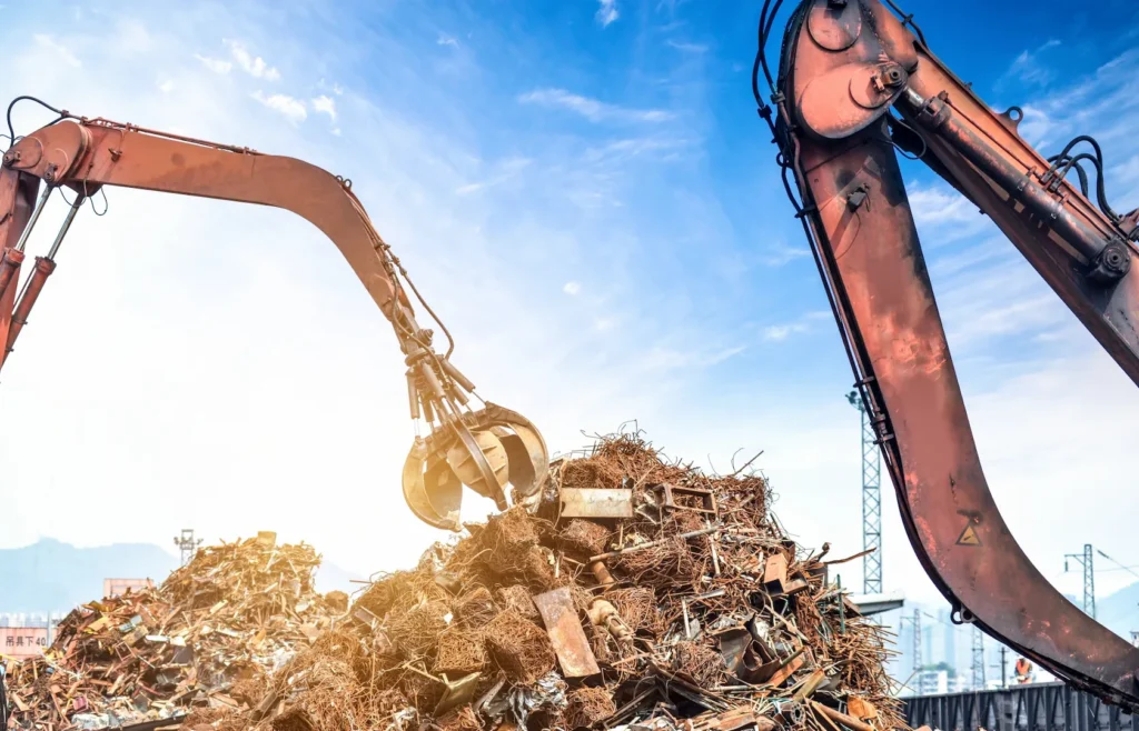 Ramassage de métaux dans une casse de déchets industriels